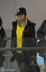 李宇春歪戴帽子酷劲十足 低调赶路难掩帅气锋芒(图)