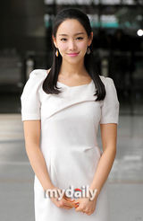 组图：金贤珠宣传《亮晶晶》 有天弟弟全程微笑