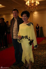 幻灯：薛家燕黄裙优雅亮相婚礼仪式  马德钟显帅气