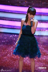 幻灯：香港金像奖现场 阿兰献唱《赤壁》主题曲 