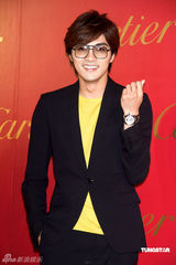 幻灯图：杨采妮低胸装帅气 贺军翔物色新经纪人