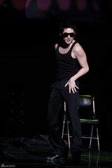 高清图：韩星朴施厚首尔见面会 袒露胸肌与女模热舞