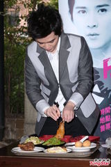 组图：明道纪佳松拼厨艺 展现新好男人一面