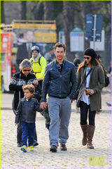 组图：马修-麦康纳带家人游罗马 四口其乐融融