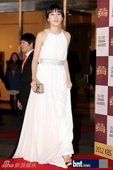 组图：文彩元朴信惠等盛装亮相演技大赏红毯