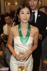 组图：杨采妮投资珠宝增值 高以翔期待能合作