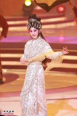 组图：《欢乐满东华2012》落幕 那英西装助阵