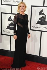 组图：作曲南-施瓦兹透视装内衣尽露显豪放