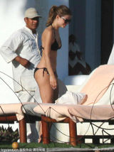 组图：玛丽亚-曼努诺三点式涂防晒霜 性感撩人