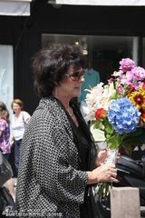 幻灯图：法国演员贝尔纳-吉欧多出殡 遗孀手捧鲜花