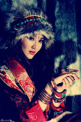 组图：旺姆写真演绎藏族风情