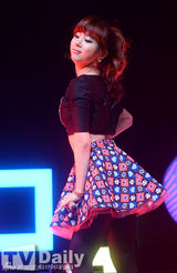 组图：韩团 Ladies' Code 亮相热情乐书演唱会秀美腿