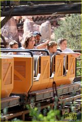 组图：小贝全家玩转迪斯尼 女儿Harper备受宠爱