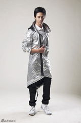 组图：赵文浩拍银色酷装写真 彰显帅气个性