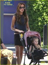 组图：辣妹带4子女出游 布鲁克林抱妹妹帅气成熟