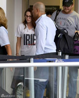 组图：斯图尔特率性装现身机场 赶赴多伦多影展