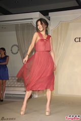 组图：Hebe红色裸背纱裙出镜 舞动裙摆明媚动人