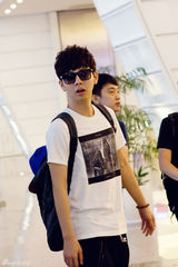 组图：胡夏离台黑超便服现身机场 粉丝不舍送机