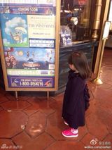 组图：王诗龄手拿“年度宝宝”小金人甜笑