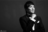 组图：包小柏黑白写真展现成熟男人魅力