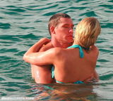 组图：希尔顿与男友鸳鸯浴 海滩戏水被搂蛮腰