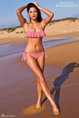 高清图：混血超模杰西卡-戈麦斯泳装秀健康肤色