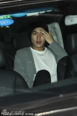 组图：李敏镐面带微笑外出夜游上海