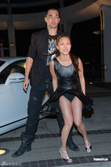 组图：郑融与外籍模特拍MV热舞走光