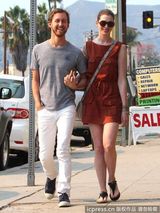 组图：海瑟薇与男友牵手逛街 亚当傻笑我媳妇美吧 