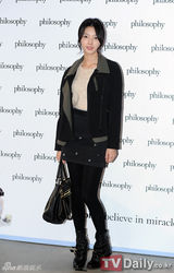 组图：韩星成宥利具荷拉等为化妆品牌站台