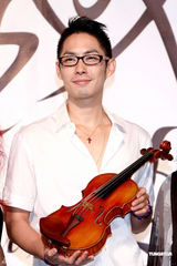 组图：吴建豪优雅演奏小提琴 言承旭低调登台献花