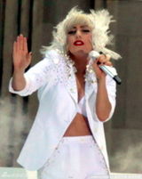 幻灯图：Lady Gaga泡面头再造经典 青面獠牙很聊斋