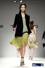 组图：韩国笑星名模齐聚亮相慈善时装秀