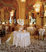 高清组图：超模凯特-莫斯宫廷装拍杂志大片