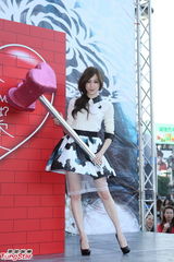 组图：王心凌宣传新专辑甩情伤 喜收大叔钻石