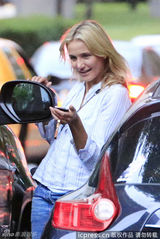 组图：卡梅隆-迪亚兹衬衫牛仔裤出街秀指环手机