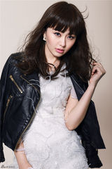 组图：孙耀琦全新写真尽显干练时尚风