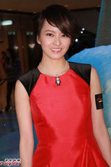 组图：梁咏琪红裙亮相优雅妩媚