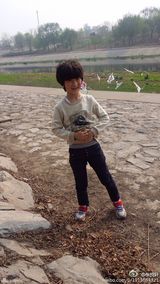 组图：天天抱小兔子玩耍小心呵护 张亮地位不保