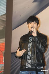 组图：周杰伦关注极限探索 为好友出征打气加油 