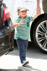 组图：米兰达-可儿携子出行 小正太憨萌招手