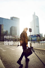 明星爱街拍：李易峰都市型男街拍秀大长腿Style