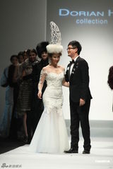 组图：李玟再穿婚纱走秀获献吻 王后造型压轴出场