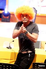 幻灯图：陈奕迅录制节目唱粤语新歌 王喜做评委观众席耍宝