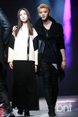 组图：EXO出席时装周开幕 携女模走秀帅气十足