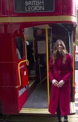 组图:威廉夫妇出席罂粟花日活动凯特坐巴士亲民