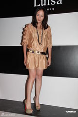 组图：吴君如无意找代母再孕 黑色裤装不失女人味