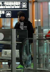 组图：文章独自回京电话不断 一袭黑衣表情神秘