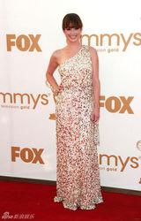 组图：艾美奖红毯 艾丽-坎伯尔单肩靓丽闪裙