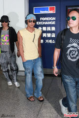 组图：谢霆锋长沙乘机返港 戴耳机拒谈王菲离婚